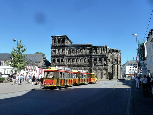 Beliebte Ausflugsbahn vor der Porta Nigra.