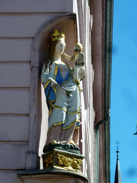 Maria mit Kind an der Hausecke.