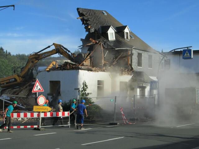 Der Abriss des Hotel garni Schneider am 02.09.2016 in Battenberg (Eder).