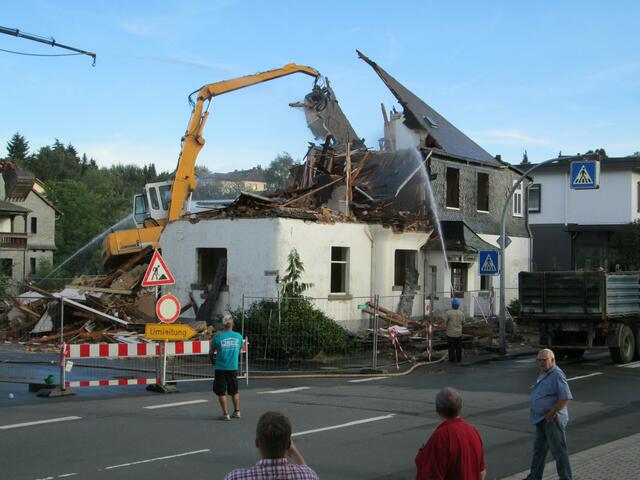 Der Abriss des Hotel garni Schneider am 02.09.2016 in Battenberg (Eder).
