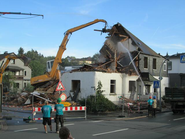 Der Abriss des Hotel garni Schneider am 02.09.2016 in Battenberg (Eder).
