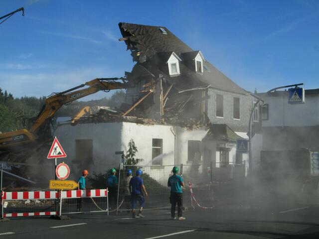 Der Abriss des Hotel garni Schneider am 02.09.2016 in Battenberg (Eder).
