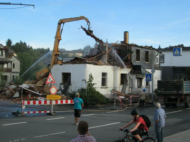 Der Abriss des Hotel garni Schneider am 02.09.2016 in Battenberg (Eder).