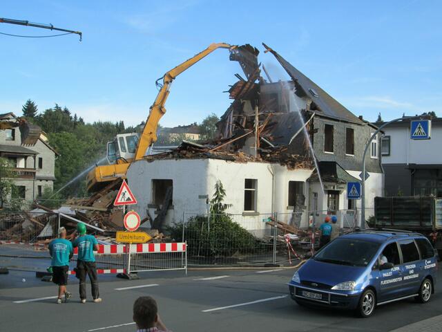 Der Abriss des Hotel garni Schneider am 02.09.2016 in Battenberg (Eder).