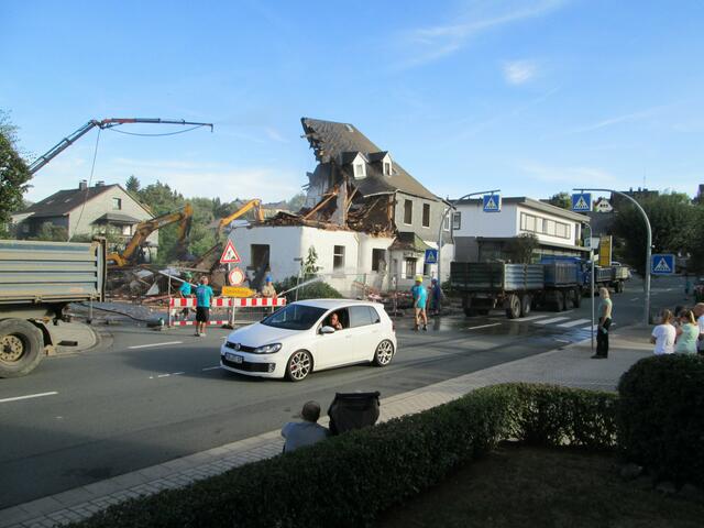 Der Abriss des Hotel garni Schneider am 02.09.2016 in Battenberg (Eder).