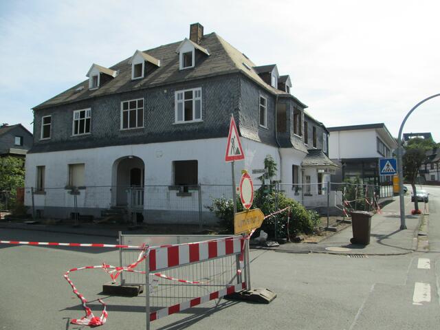Der Abriss des Hotel garni Schneider am 02.09.2016 in Battenberg (Eder).