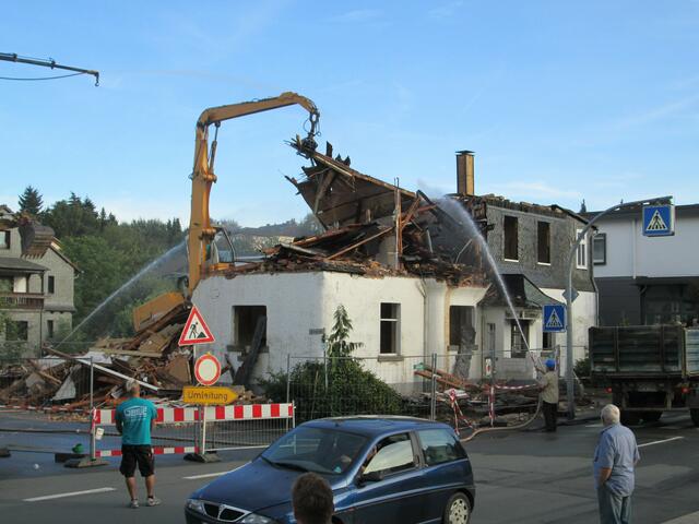 Der Abriss des Hotel garni Schneider am 02.09.2016 in Battenberg (Eder).