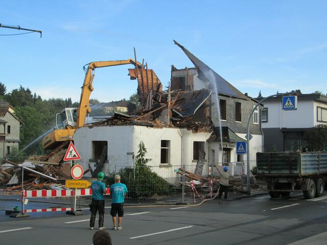 Der Abriss des Hotel garni Schneider am 02.09.2016 in Battenberg (Eder).