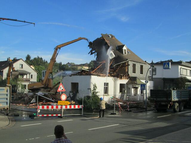 Der Abriss des Hotel garni Schneider am 02.09.2016 in Battenberg (Eder).