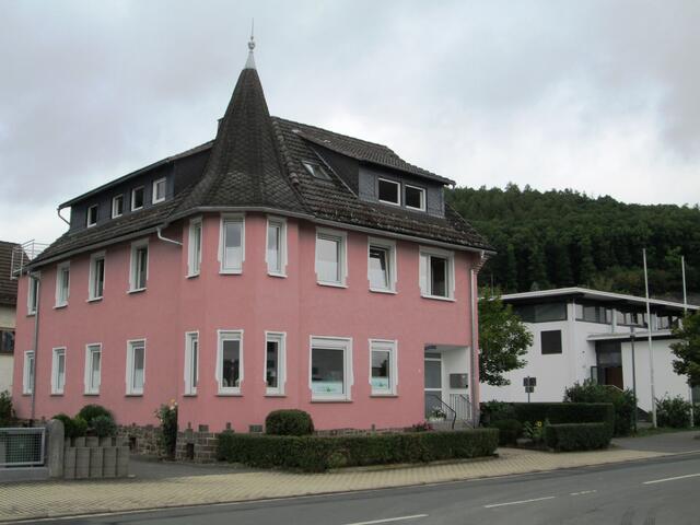 Marburger Straße 1, schräg gegenüber dem abgerissenen Hotel.