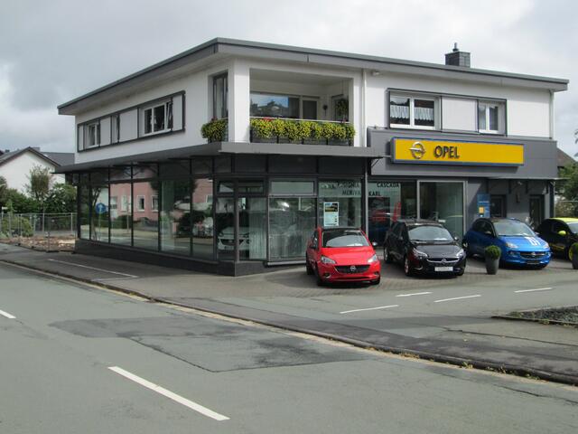 Der Ausstellungraum des Autohauses Biebighäuser.