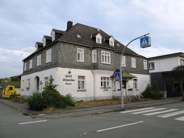Von dort hatte man früher den direkten Blick auf das Hotelgebäude. Hier eine Ansicht vom 10.07.2016.