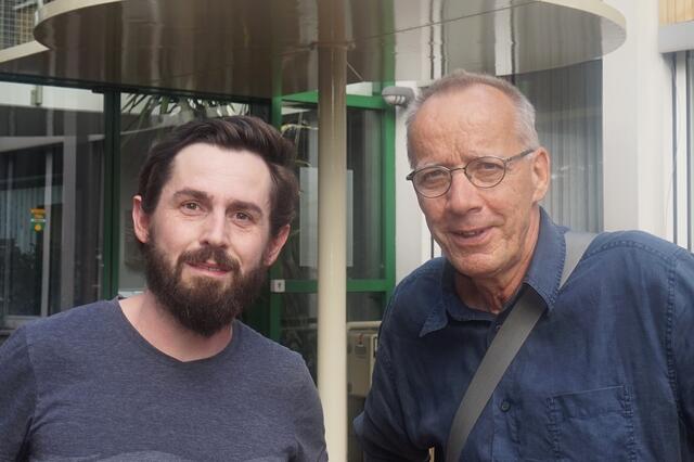 Marcel Kasimir mit Heiner Scholing vor dem Wathlinger Rathaus.