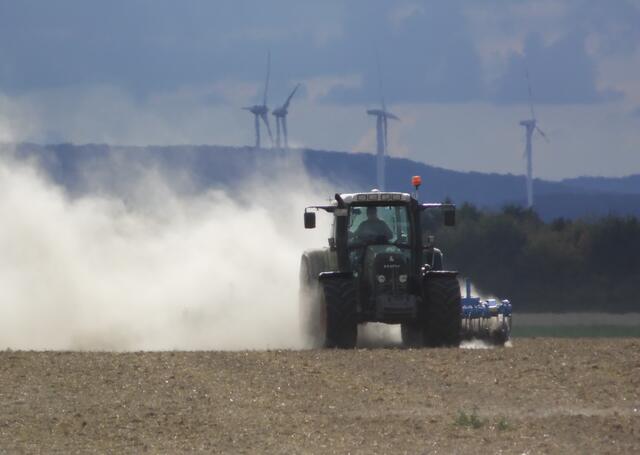 Selber konnte ich dort zumindest am Tage einen Bauern beobachten, der heute mit modernen Mitteln den Acker bearbeitet.