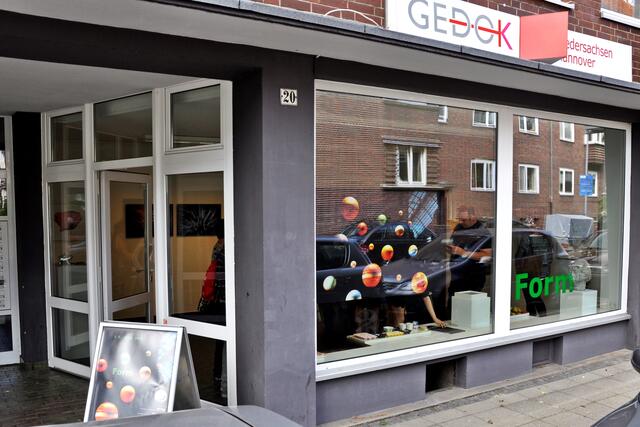 Zinnober-Aktion: Samstag, 3. September 2016 | 14:30 Uhr - In Form gießen. - GEDOK Galerie. Titelbild und Fotografie im Fenster von Susanne Schumacher