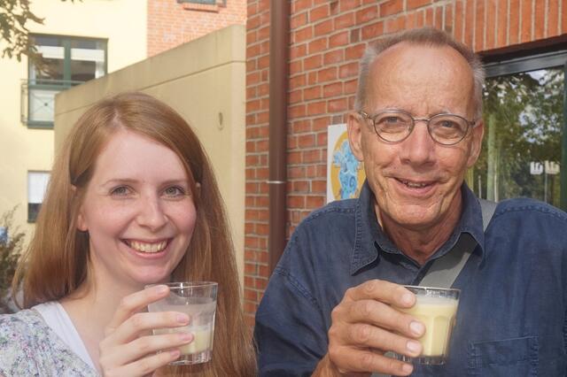 Lea Wittkowski hat die Radfahrer am Familienzentrum KESS mit selbstgemachten Milkshakes empfangen.