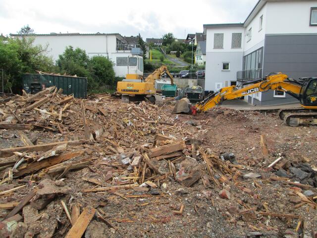 Durchblick über das Grundstück des ehemaligen Hotels Schneider garni zur Sudetenstraße.
