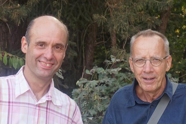 Matthias Blazek mit Heiner Scholing vor der alten Hausmülldeponie in Adelheidsdorf.