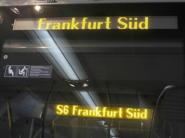 Blick durchs Führerhaus: Bei einer S-Bahn wird die Liniennummer angezeigt, bei der anderen nicht.