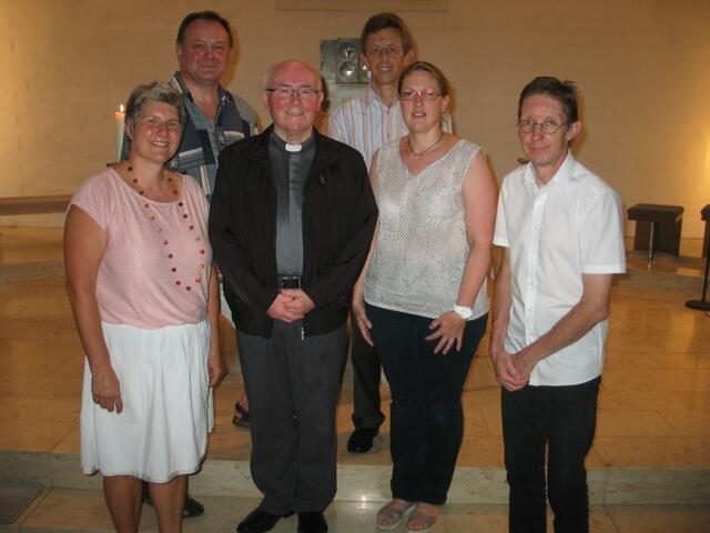 Verabschiedung des beliebten Geistlichen in Ellgau: Pfarrgemeinderatsvorsitzende Elisabeth Wagner-Engert, Chorleiter Konrad Eser, Monsignore Herbert Lang, Kirchenpfleger Martin Koch, Mesnerin Simone Götzfried, Organist Hans Eß (Urlaubsvertretung für die Ellgauer Organistin Elke Eser).