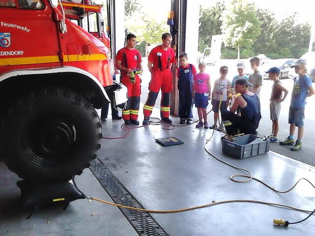 Spannend: Vier Luftkissen heben den Feuerwehrunimog. Klasse!