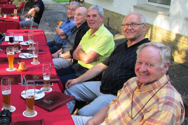 Siegfried Kuhl , Karl-Heinz Gimbel, Peter Gnau, Wolfgang Döhler und Gerhard Falk bei der Erfrischung im  Hotel Restaurant „Zur Burgruine Frauenberg".