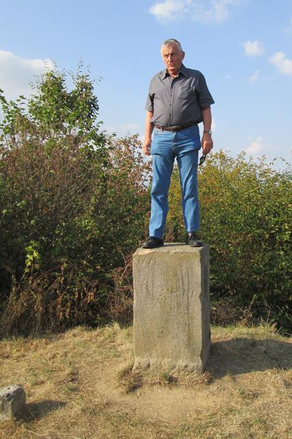 Professor Gerling hatte 1837 auf dem Frauenberg einen mächtigen Steinpfeiler stellen lassen, damit er seine Beobachtungsinstrumente dort aufbauen konnte. Volker Beilborn beobachtet hier für uns aus erhöhter Position die Lage Richtung Süden.