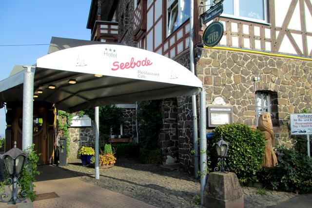 Der Eingang zum nahe gelegenen Hotel Seebode.