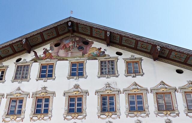 Lüftelmalerei im Allgäu, hier sind auch Bilder unter dem Dach zu sehen.