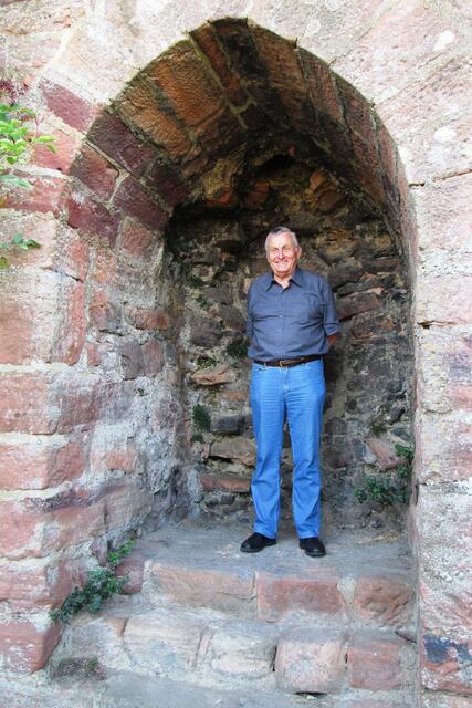 In einer Öffnung der Burgruine auf dem Frauenberg stellte Volker Beilborn sich zur Wache.