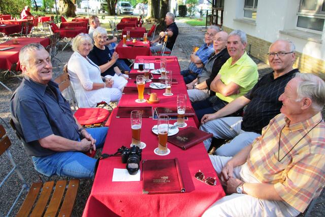 Der myheimat-Stammtisch am 09.09.2016 im Lokal „Zur Burgruine“ in Marburg-Belterhausen (von links) mit Volker Beilborn, Christine Eich, Marlies Solnar, Siegfried Kuhl , Karl-Heinz Gimbel, Peter Gnau, Wolfgang Döhler und Gerhard Falk (Foto: Amadeus Degen).