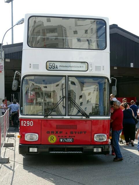 Tramwaytag Wien 2016 - Der DDH200/43/16 ist eine Entwicklung der Wiener Autobus-Schmiede ÖAF Gräf & Stift für die Wiener Verkehrsbetriebe auf Basis des MAN SD200.