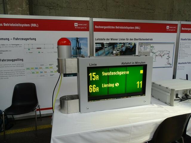 Tramwaytag Wien 2016 - Die Standard-Anzeigetafel, wie sie sich an allen häufiger frequentierten Haltestellen der Stadt befindet.