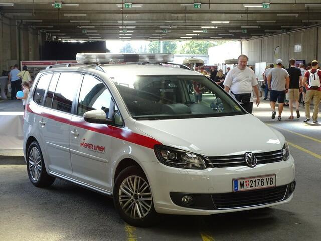 Tramwaytag Wien 2016 - Ein VW Golf Variant, ein Einsatzfahrzeug der Wiener Linien mit Sondersignalanlage.