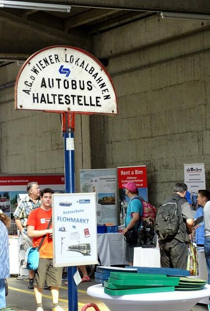 Tramwaytag Wien 2016 - Die Wiener Lokalbahnen AG, im Volksmund Badner Bahn genannt, ein Nahverkehrsunternehmen ebenfalls im Besitz der Stadt Wien, war mit einem Flohmarktstand anwesend.