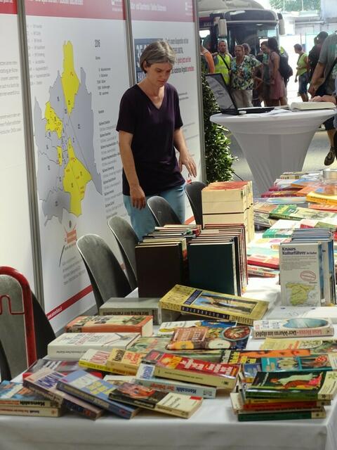 Tramwaytag Wien 2016 - Und auch sonst wird mit einem Bibliotheksflohmarkt bei dieser Veranstaltung stets an die Bücherwürmer gedacht.
