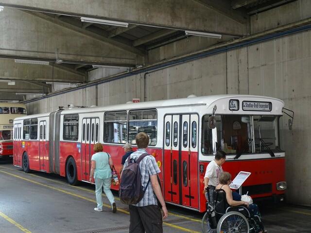 Tramwaytag Wien 2016 - Gelenkbus Type GU230/54/59/3 von Gräf & Stift. Traurige Geschichte: Dieser Bus geriet am Sonntag, dem 1. August 1976 zwischen 4:53 Uhr und 4:55 Uhr während des Einsturzes der Wiener Reichsbrücke in die Fluten der Donau. Ein Pkw-Fahrer verlor damals sein Leben.