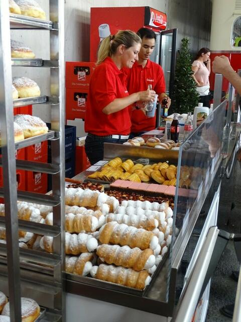 Tramwaytag Wien 2016 - Okay, auch wenn der Gag grottenschlecht ist: Nachdem man sich in aller Ruhe das rollende Material angesehen hatte, gab es hier Rolle zum Essen.