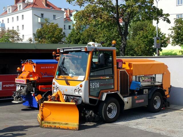 Tramwaytag Wien 2016 - Zweiwege-Kommunalfahrzeug Bokimobil HY 1251 des oberbayerischen Herstellers Kiefer. Aufsatz von Berger aus Schlatt in Oberösterreich. Im Winterdiensteinsatz der Wiener Linien.