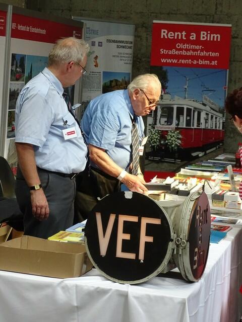 Tramwaytag Wien 2016 - Reichlich Fachliteratur zu kaufen gab es am Stand des Verbandes der Eisenbahnfreunde mit Sitz in Wien.