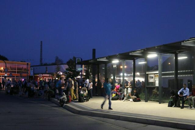 Am Busbahnhof in Stadtallendorf ist nur das Wartehäuschen beleuchtet.
