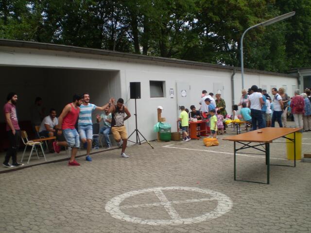 Bremen, 11. September 2016: BAKI-Man und der BAKI-Basteltisch im ASB-Übergangswohnheim Stolzenauer Straße in Bremen-Hemelingen