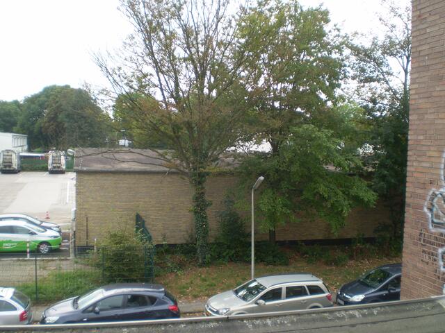 Bremen, 11. September 2016: Blick vom ASB-Übergangswohnheim Stolzenauer Straße auf die RECYCLINGSTATION HULSBERG