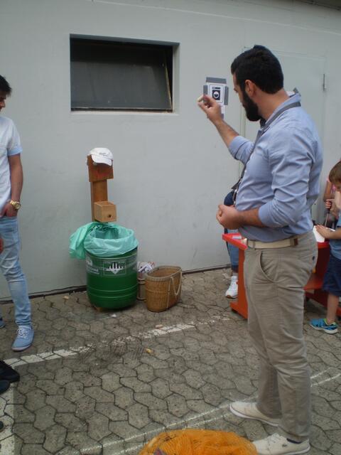 Bremen, 11. September 2016: Herr ASB-Heimleiter Marwan Maarouf beim Zielwurf auf BAKI-Man anlässlich der offiziellen Eröffnung der "Bremer BAKI-BASTEL-OLYMPIADE" (s. GOOGLE)