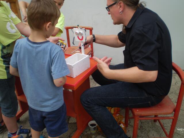 Bremen, 11. September 2016: Herr Ortsamtsleiter Jörn Hermening am BAKI-Basteltisch beim Fest im ASB-Übergangswohnheim an der Stolzenauer Straße in Bremen-Hemelingen