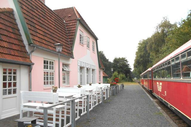 Der Worpsweder Bahnhof, in deren Gastronomie die Bad Lauterberger Reisegruppe das Mittagessen einnahm. Am Bahnsteig wartet der Moorexpress auf seine Abfertigung. | Foto: Elke Uhrner