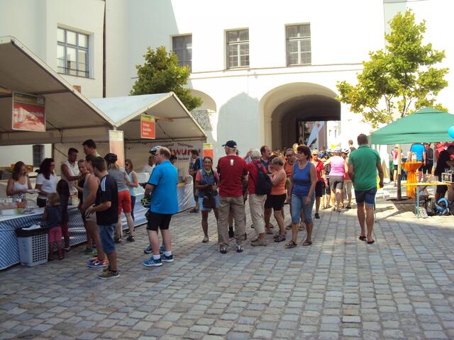 Dillingen; Schlosshof, Sonntag, Nachmittag