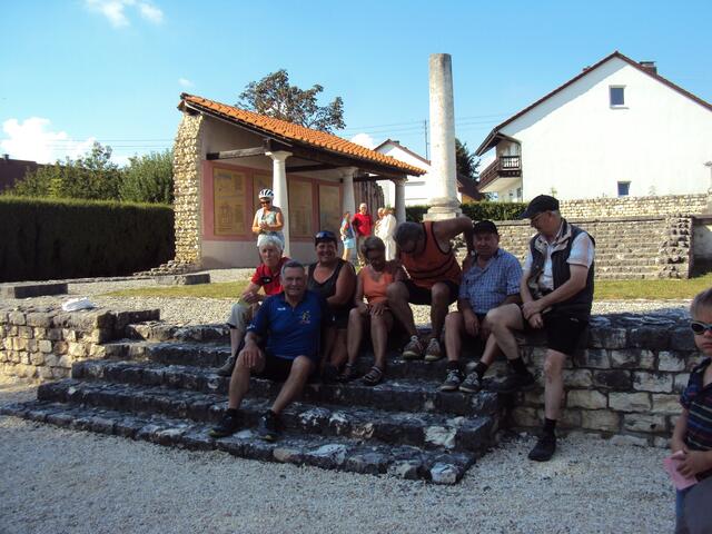 Radlergruppe in Faimingen am Apollo-Granus-Tempel