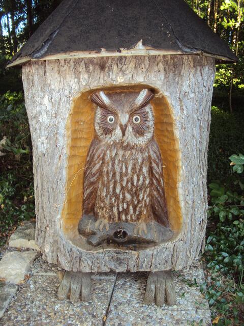 Holzheim; Lehrbienenstand, ein origineller Bienenstock