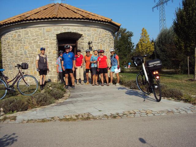 Offingen; Radlergruppe an der Franziskuskapelle